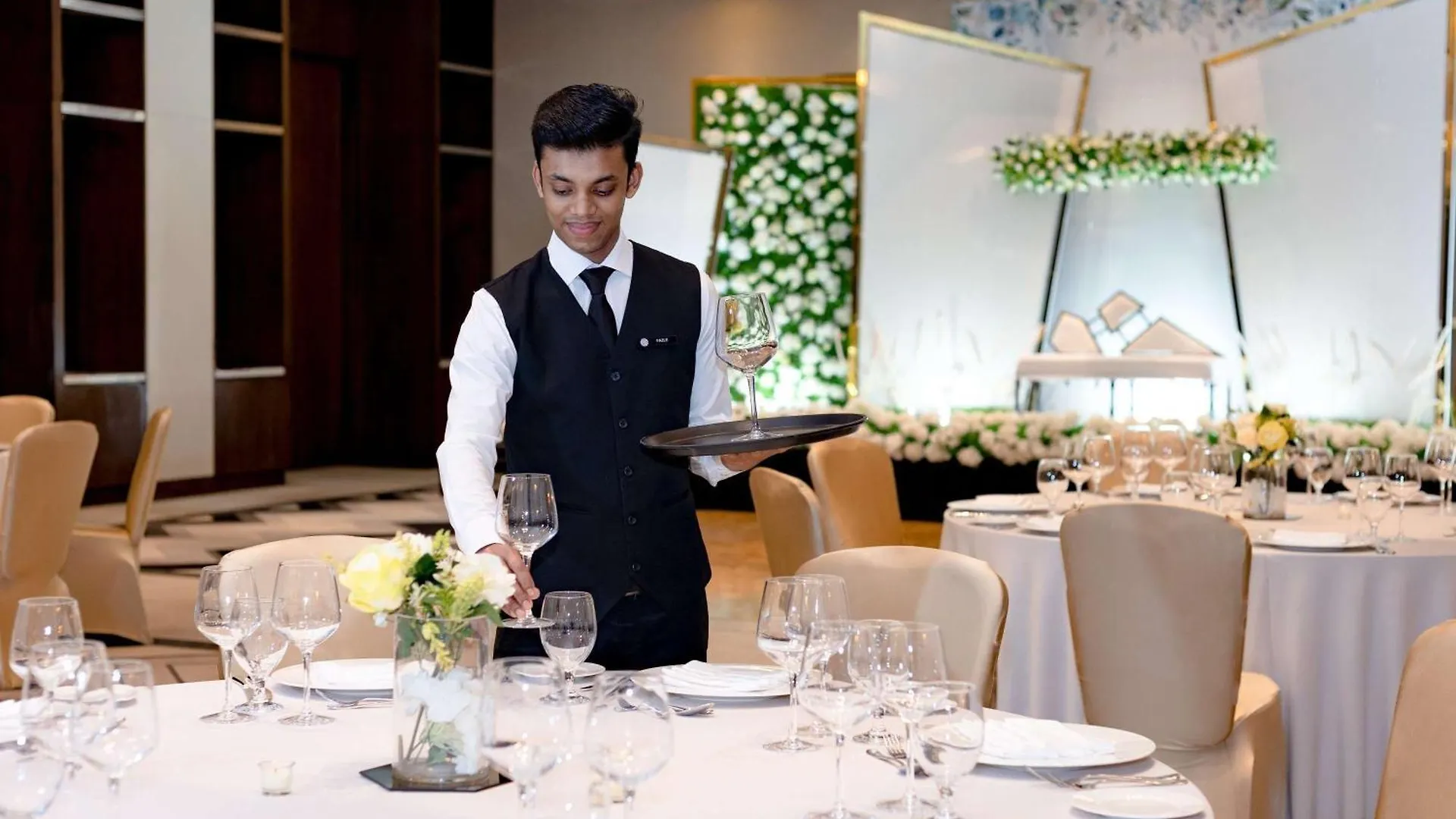 Pullman Dubai Creek City Centre 5*,