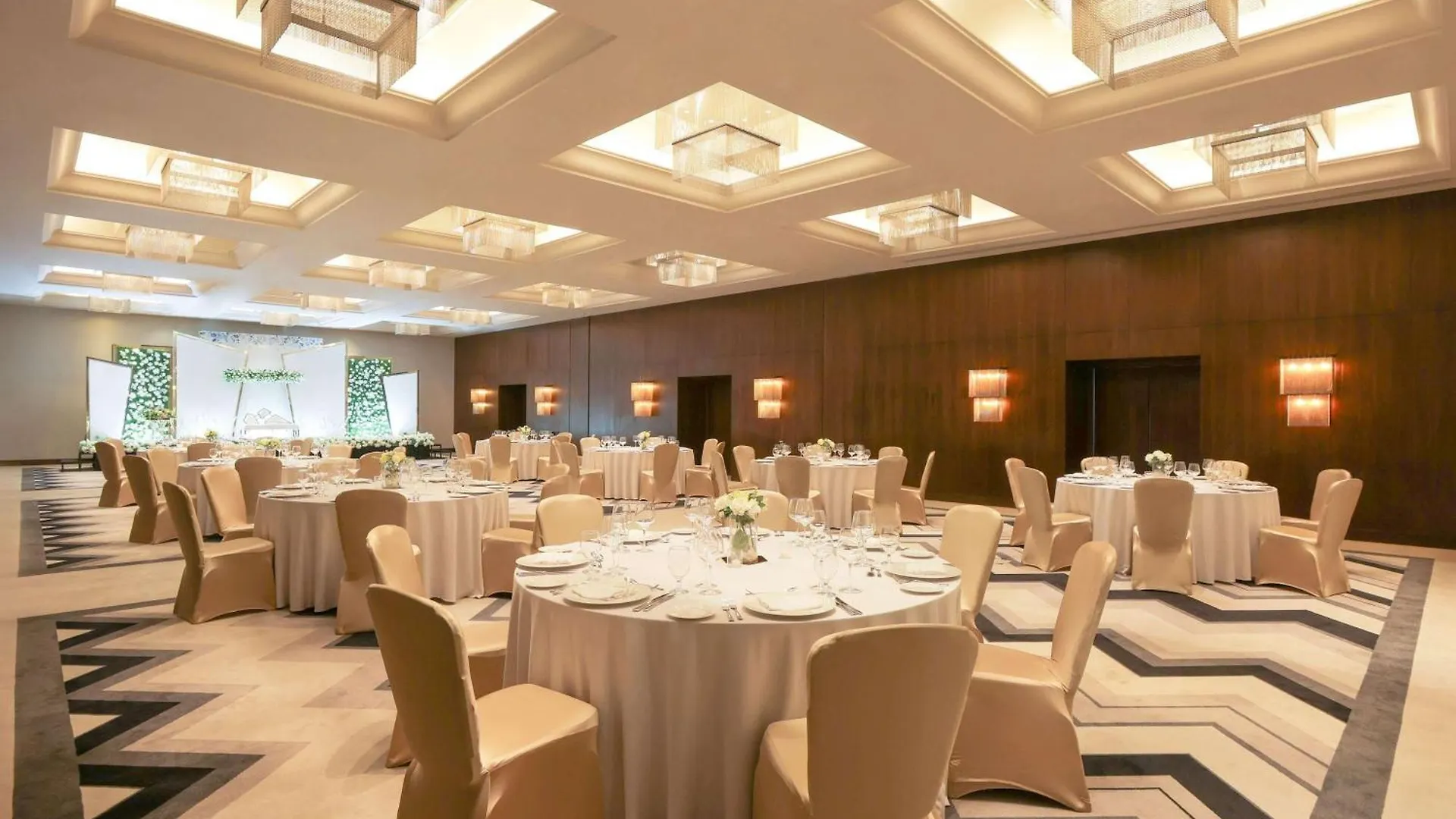 Pullman Dubai Creek City Centre Hotel